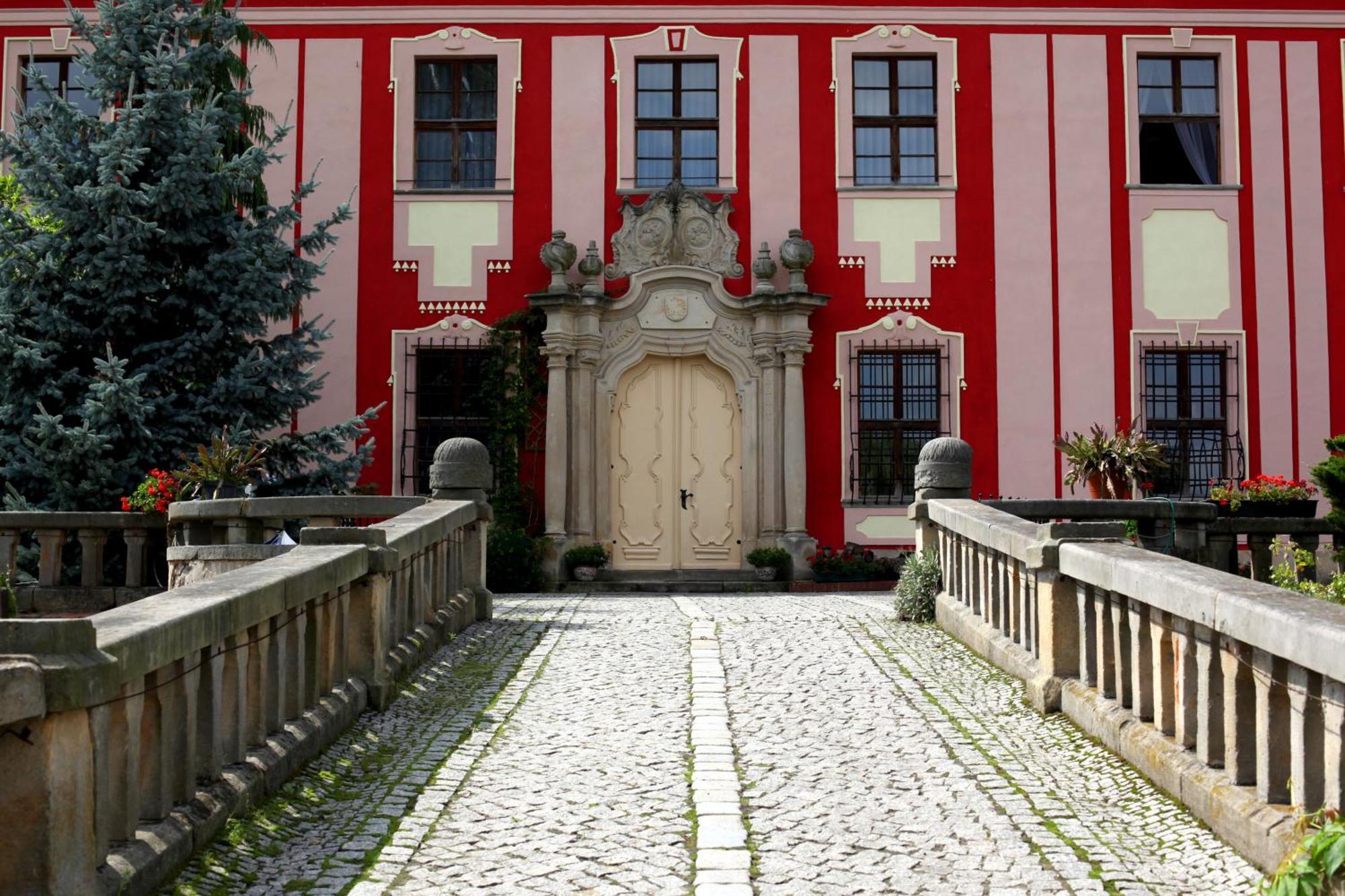 Boutique Palac Warmatowice Sienkiewiczowskie Легница Экстерьер фото